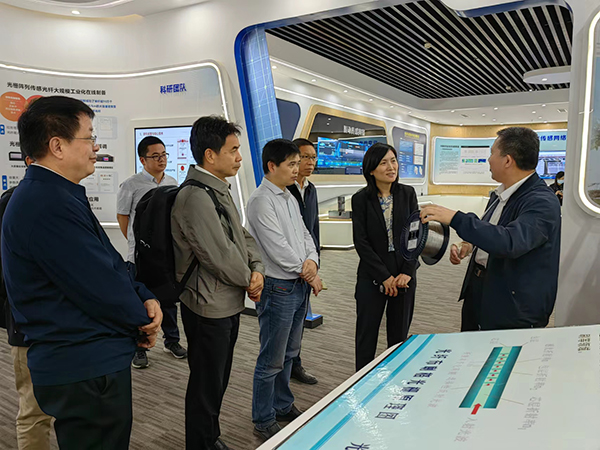 钦州市委常委副市长范英杰一行来校交流