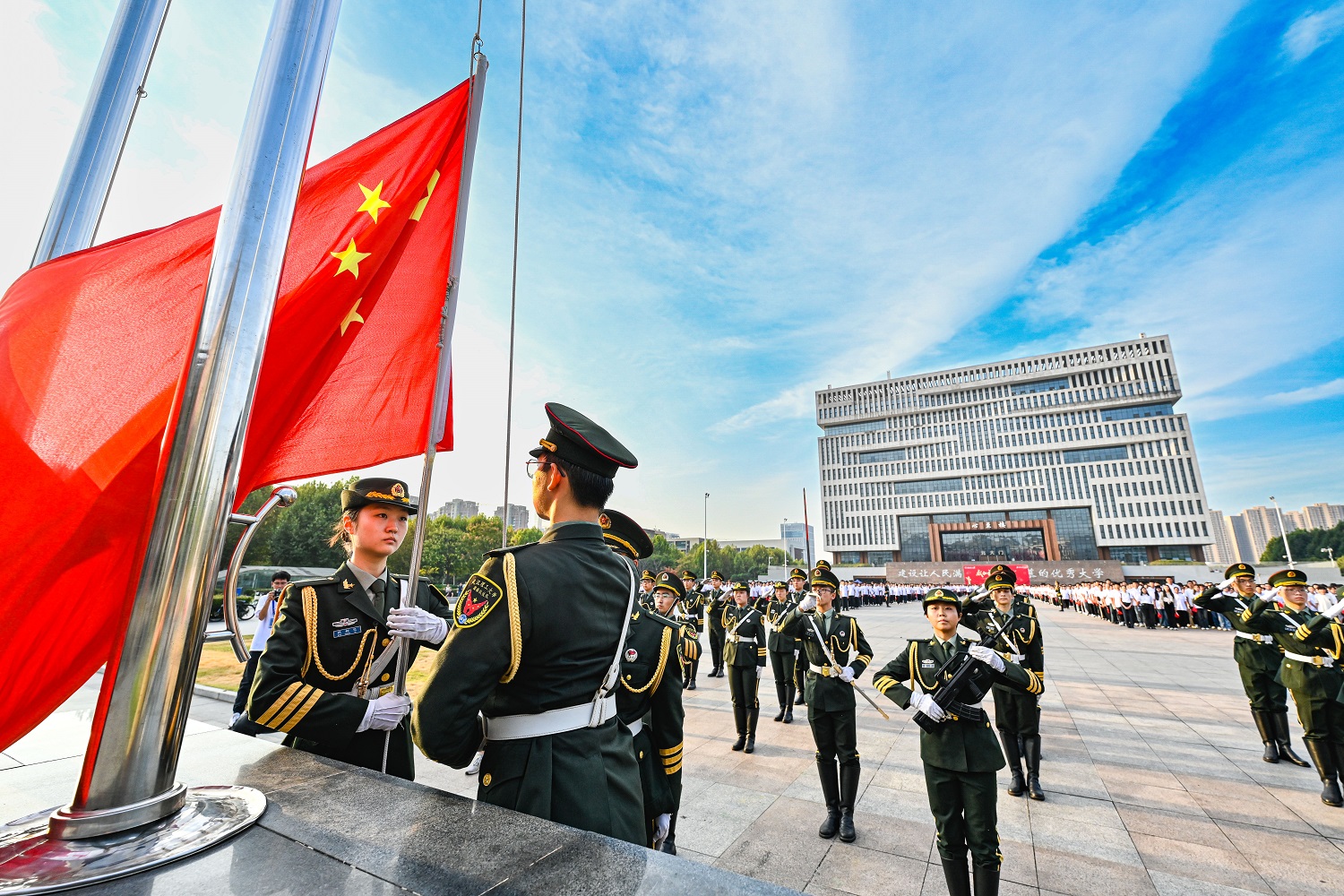 学校举行“国旗下的讲话”爱国主义教育活动暨新中国成立75周年升旗仪式